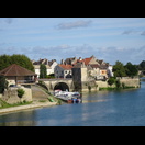Wir überqueren den Doubs mit Blick auf Verdun-sur-le-Doubs, der dort in die Saône mündet